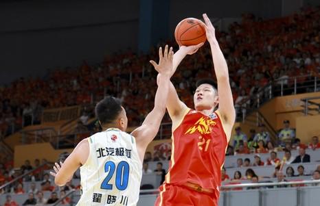 穩(wěn)定輸出，胡金秋15中8&罰球7中5得到21分5籃板2助攻1搶斷